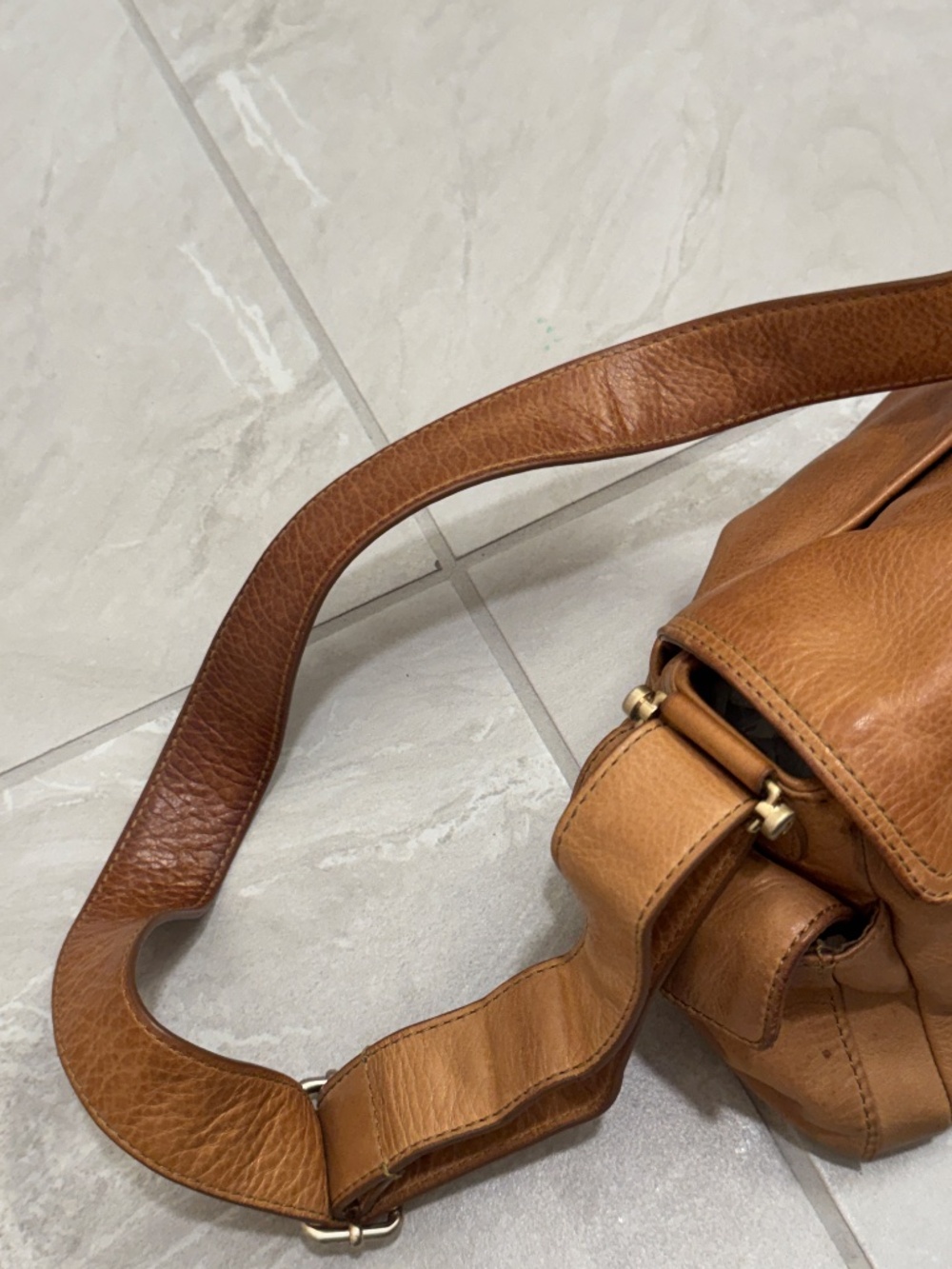 Classic Women's Leather Shoulder Bag in Tan - Picture 11 of 16